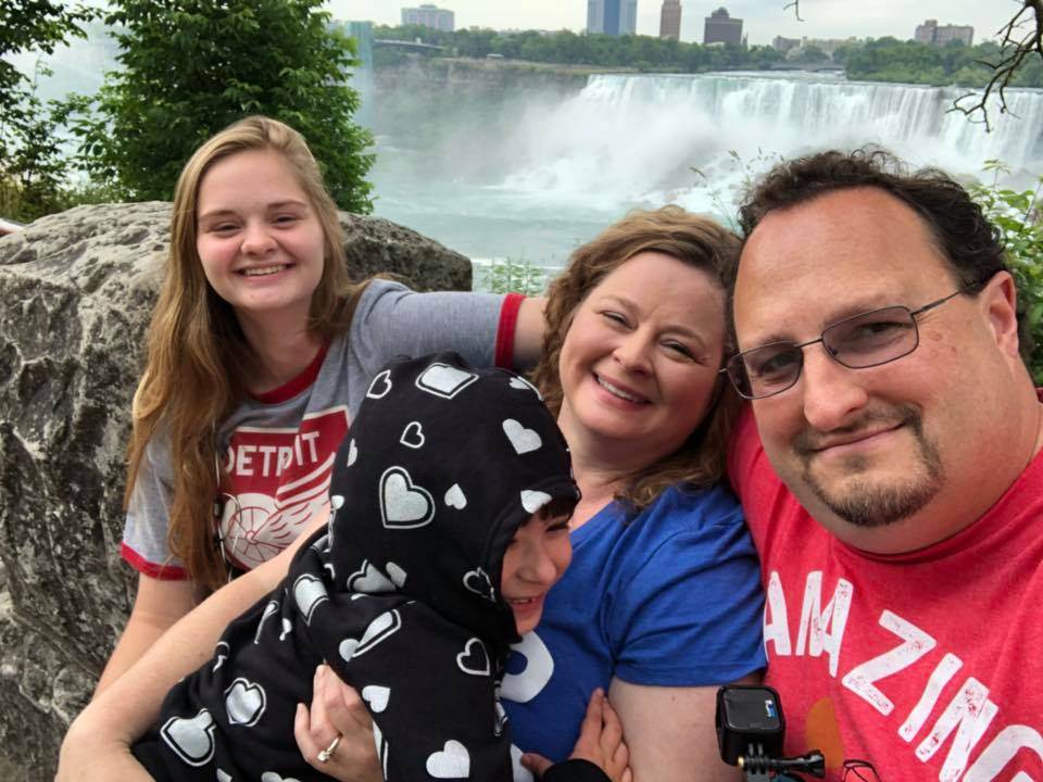 Jodi her two kids and husband at Niagra Falls